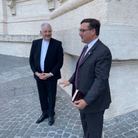 Katholikenratsvorsitzende Martina Breyer und Sachsens Ministerpräsident in Rom beim Interview. © Nikolai Schmidt / Sächsische Staatskanzlei